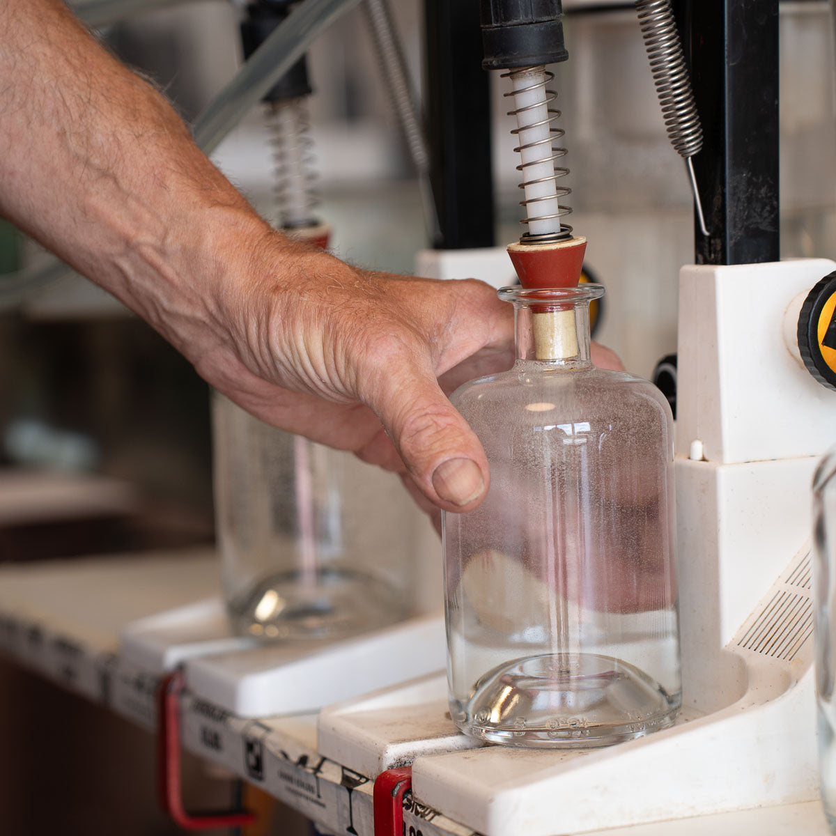 Eine Flasche Gin wird abgefüllt